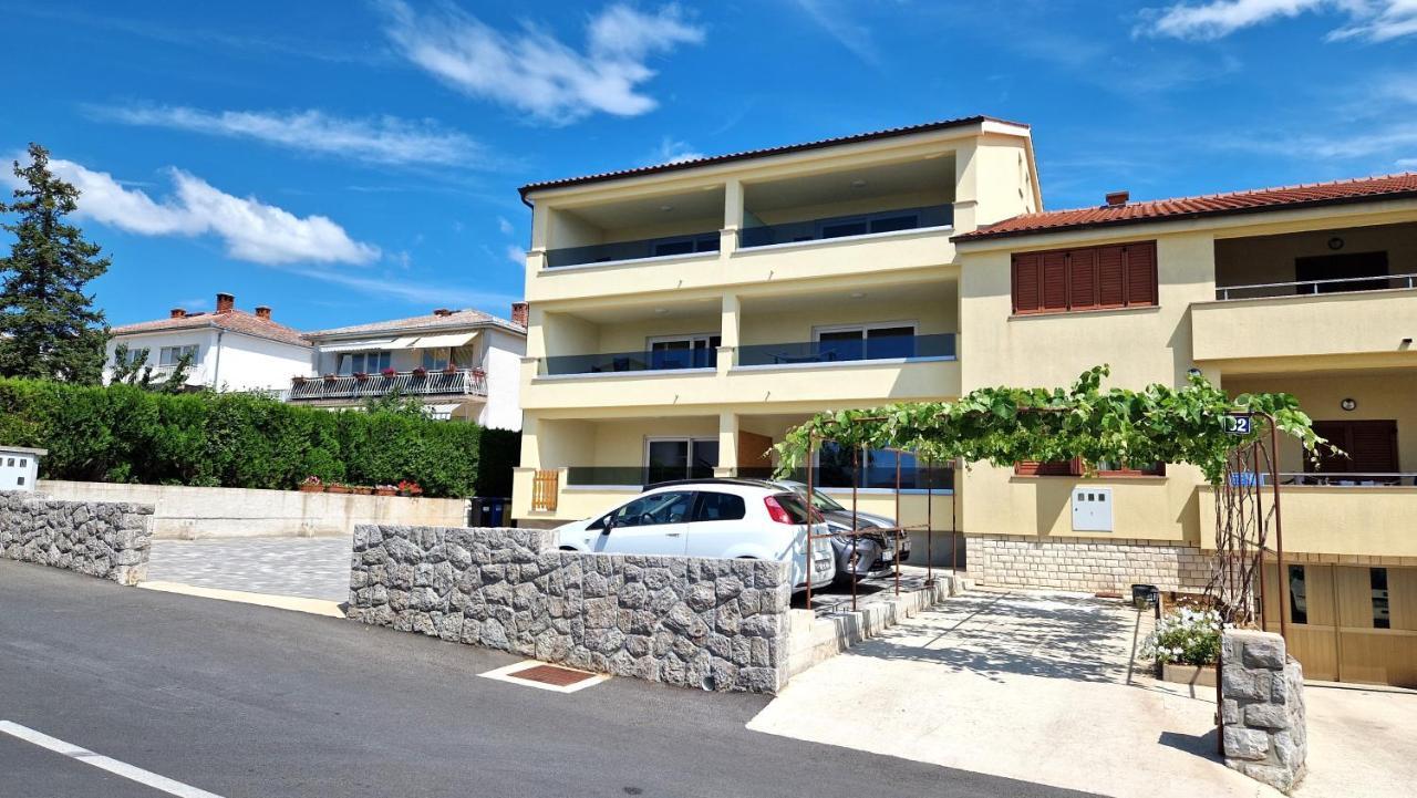 Apartmani Krajinovic Krk Town Bagian luar foto