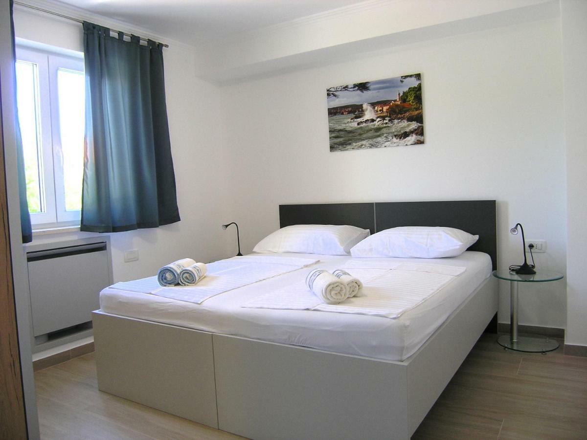 Apartmani Krajinovic Krk Town Bagian luar foto