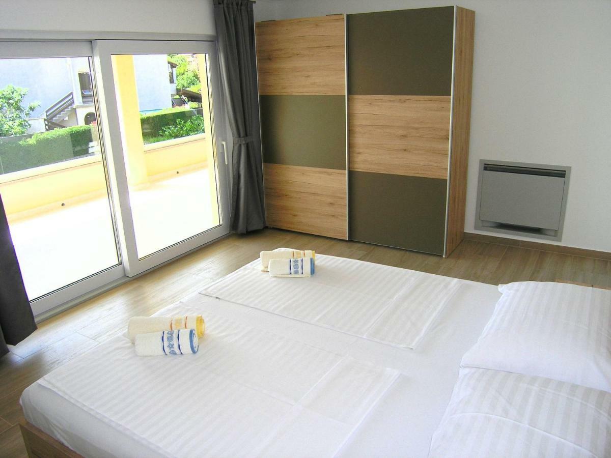Apartmani Krajinovic Krk Town Bagian luar foto