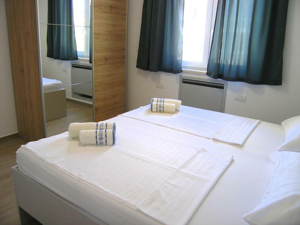 Apartmani Krajinovic Krk Town Bagian luar foto