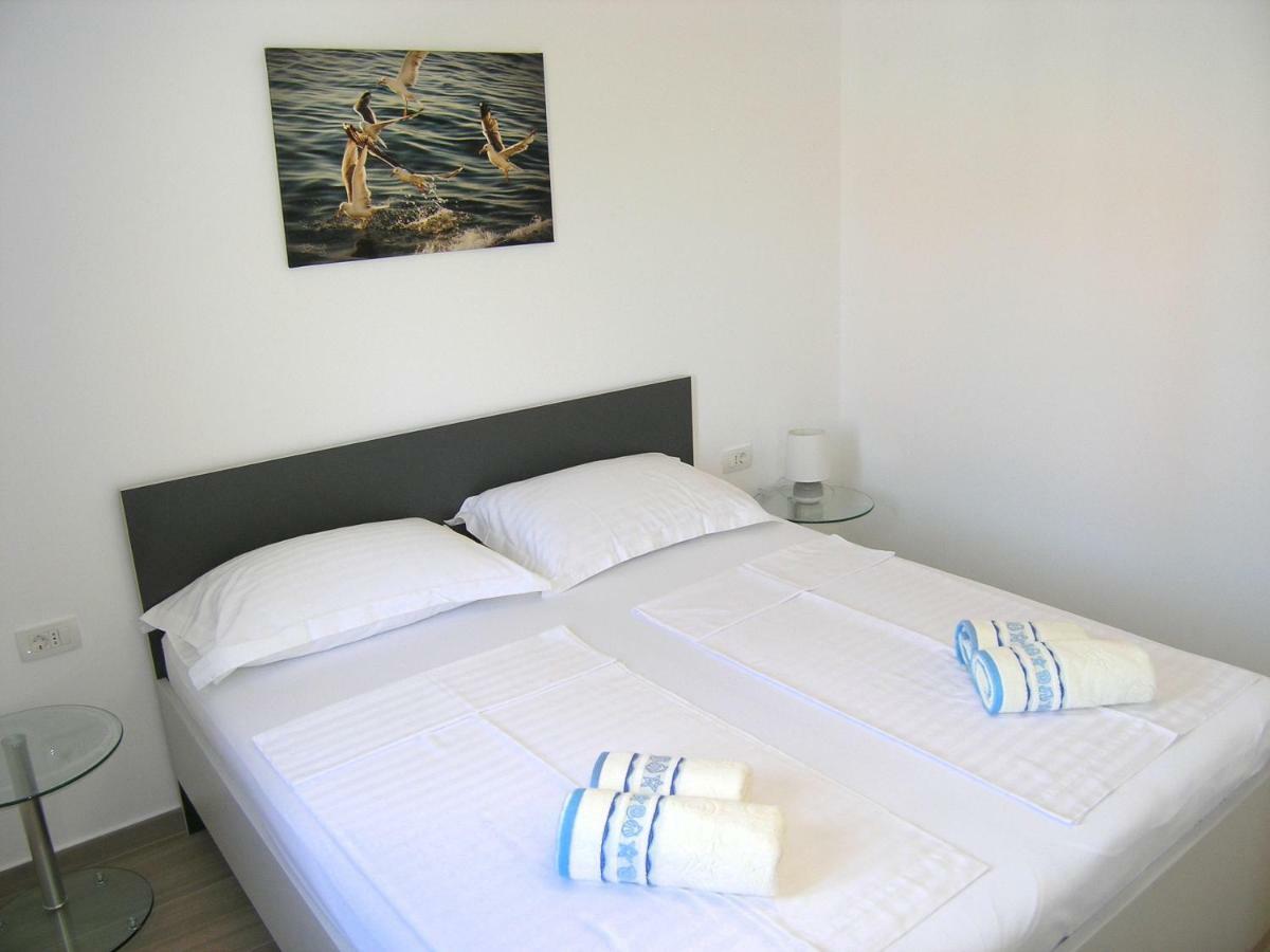Apartmani Krajinovic Krk Town Bagian luar foto