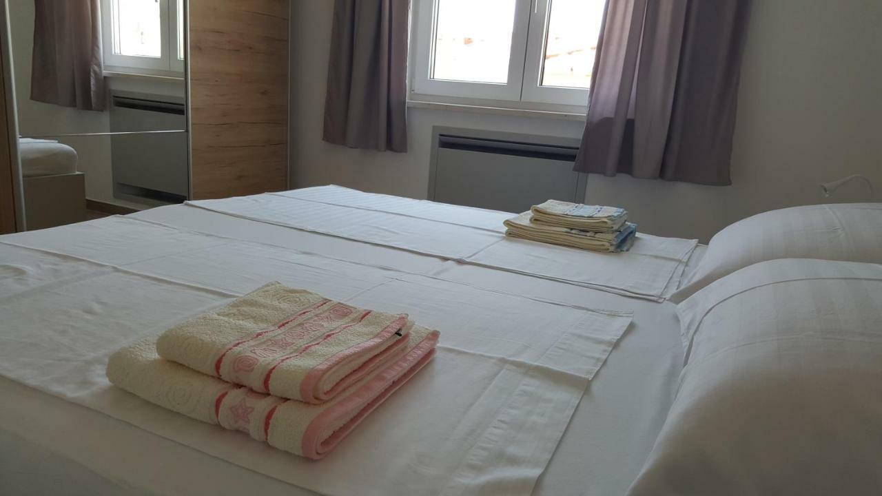 Apartmani Krajinovic Krk Town Bagian luar foto